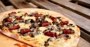 Pizza z białym sosem i frankfurterkami. Klasyka w nowym wydaniu