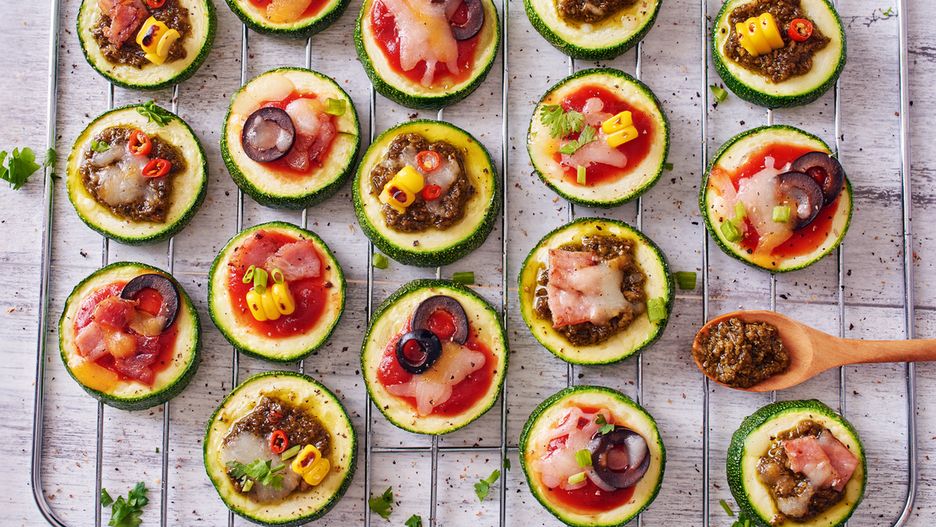 Mini pizza z cukinii to zdrowa przekąska, którą można dowolnie modyfikować