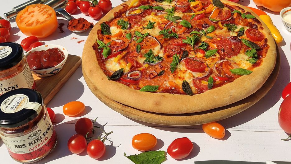 Pizza z sosem cygańskim i mozzarellą. Jeszcze lepsza niż klasyczna Margherita