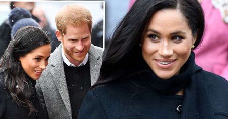 Meghan Markle zabawną kreację zakryła grubym płaszczem. Gdy go zrzuciła, wszyscy przecierali oczy