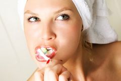 Myjesz zęby po każdym posiłku? Stomatolodzy ostrzegają