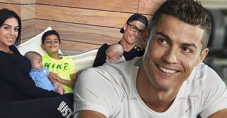 Cristiano Ronaldo i Georgina Rodriguez szaleją z dziećmi na basenie! Eva i Mateo to wykapany tata!