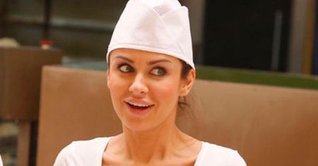 Siwiec piecze chleb i kusi głębokim dekoltem