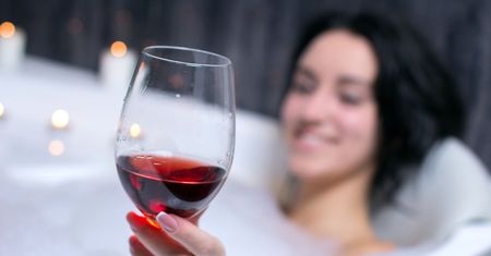 Winoterapia ma działać cuda. Dziennikarz postanowił to sprawdzić