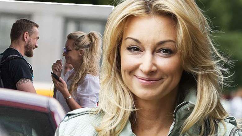 Przemek Kossakowski maluje obraz dla Martyny Wojciechowskiej