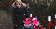 Aneta Zając z dziećmi. Troskliwa mama zabrała swoje pociechy na spacer