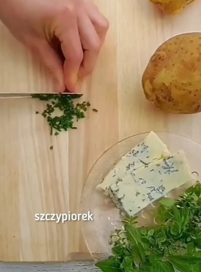 Przygotowanie nadziewanych ziemniaków - Pyszności; Foto screen ze strony https://www.instagram.com/dieta_bez_diety/