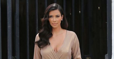 Kim Kardashian: nawet gdy pokazuje nogi, wszyscy patrzą na jej biust!