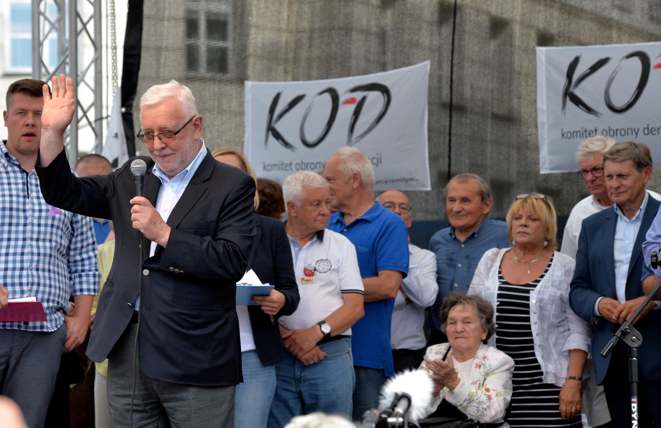Jerzy Stępień na demonstracji "w obronie sądownictwa" 