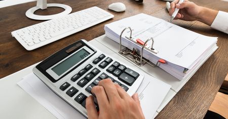 Wystawienie dwóch faktur pozwoli uniknąć split paymentu