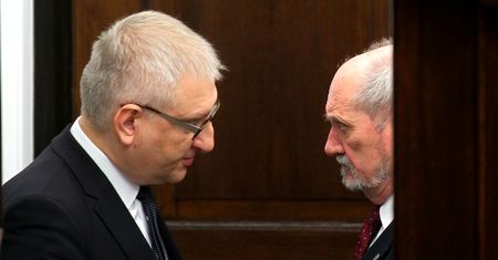 Pięta może wejść do partii Macierewicza i Misiewicza. W Sejmie aż huczy od plotek