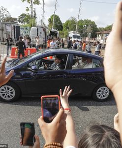 Incydent podczas przejazdu papieża Franciszka. Reakcja ochrony