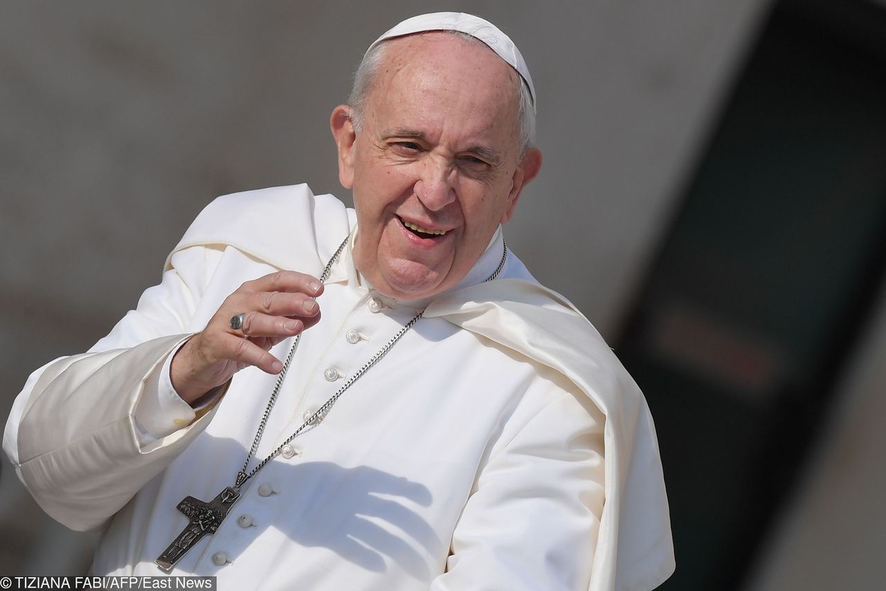 Papież Franciszek uwięziony w windzie. Akcja służb