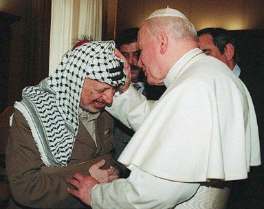 Papież modli się za duszę Arafata