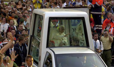 Benedykt XVI powitany w Kolonii