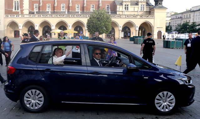 Samochody papieża Franciszka podczas wizyty w Polsce