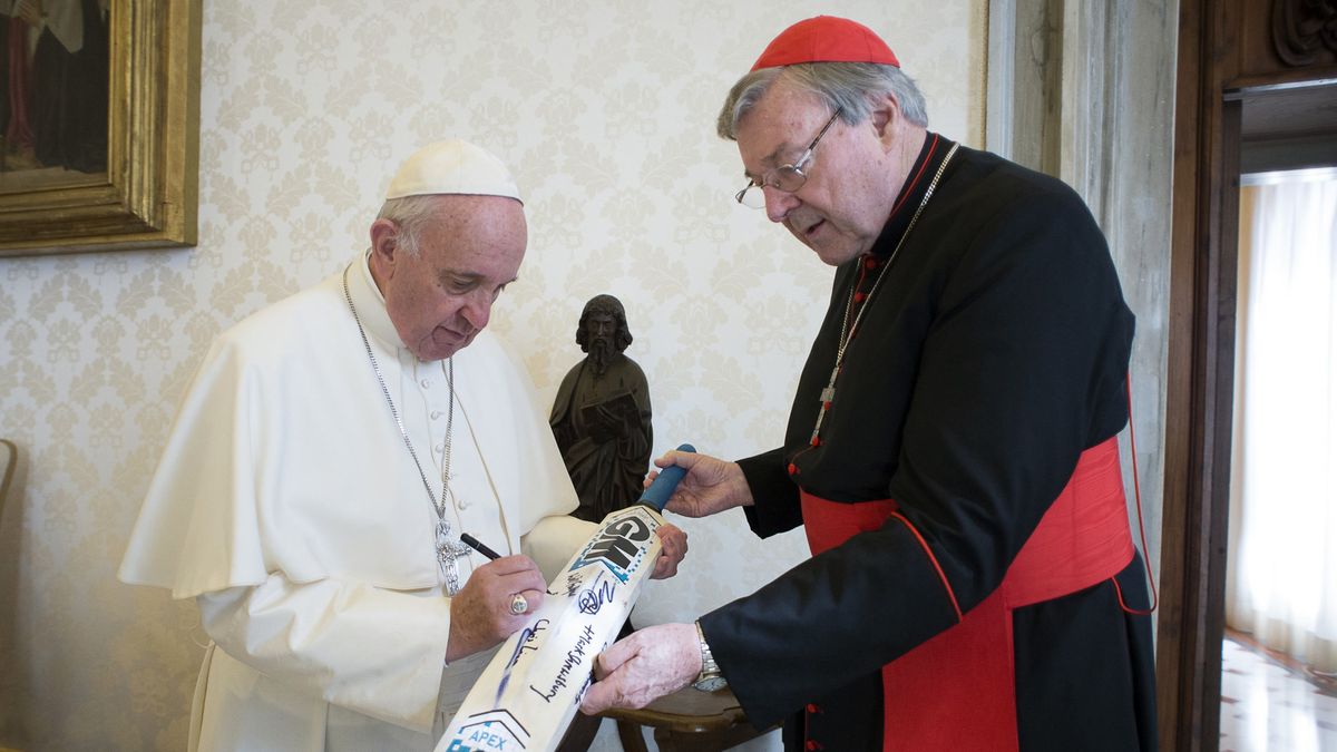 Papież Franciszek i kardynał George Pell w 2015 r.
