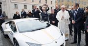Papież sprzedał swoje lamborghini. Suma powala z nóg