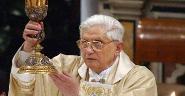 Benedykt XVI: czuję silną dłoń Jana Pawła II