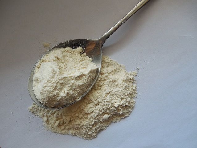 Besan, czyli mąka z ciecierzycy, jest doskonałym środkiem oczyszczającym