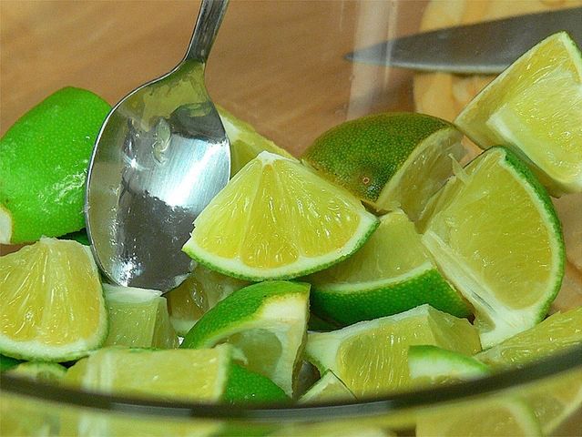 Sok z limonki umożliwia pozbycie się martwego naskórka