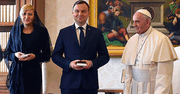 Stylowa para prezydencka na audiencji u papieża Franciszka. Towarzyszyła im Kinga Duda