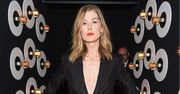LOOK OF THE DAY: Rosamund Pike w seksownym kombinezonie