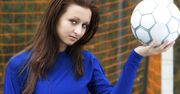 Kobieta wygrywa z piłką nożną