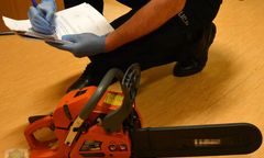 Ścięli krzyże piłą mechaniczną. Grozi im więzienie