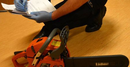 Ścięli krzyże piłą mechaniczną. Grozi im więzienie