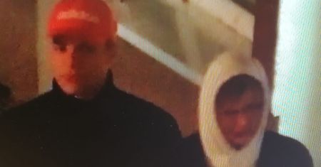Obrzucili jajkami pomnik Jana Pawła II. Policja opublikowała ich zdjęcia