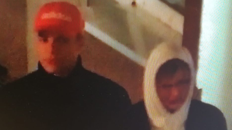 Mężczyźni obrzucili pomnik jajkami w nocy