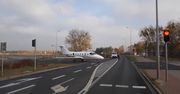 Lotnisko w Pile. Tu samoloty przejeżdżają przez ulicę