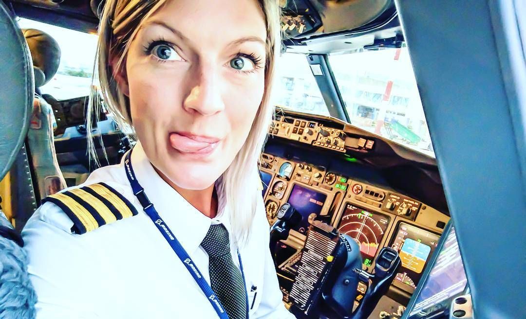 Totalny odlot. Tak seksownej pilotki jeszcze nie widziałeś