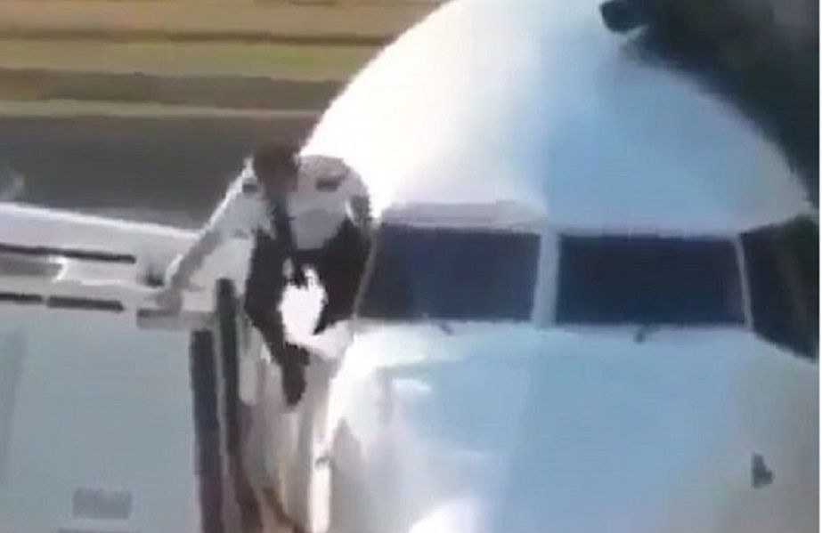 Pilot usiłował dostać się do samolotu przez okno. Film krąży w sieci