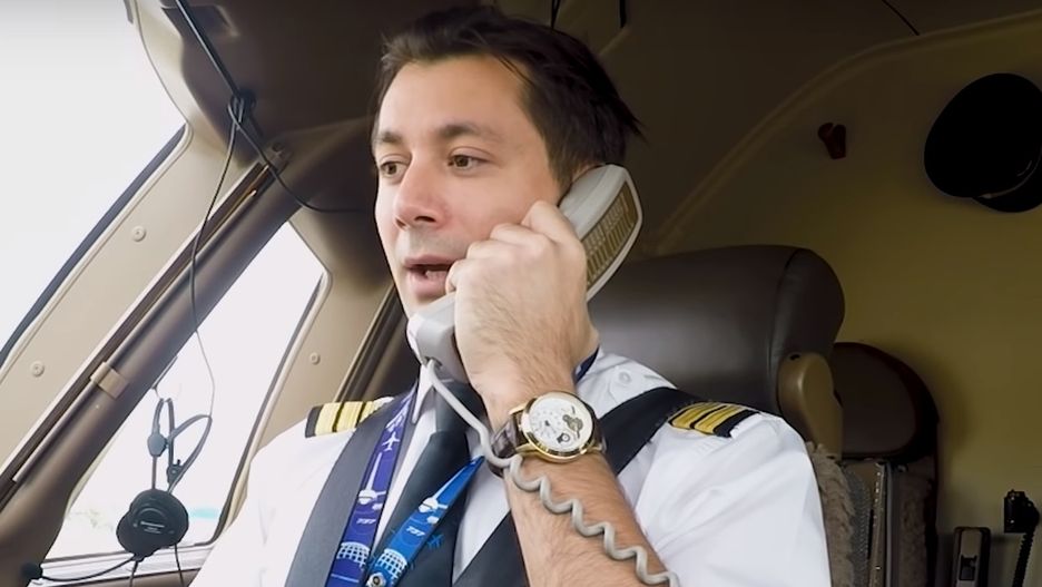 – Drodzy pasażerowie. Mówi wasz kapitan – usłyszeli podróżni. –  Na pokładzie gościmy specjalnego pasażera