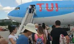 Odwołany lot do Dominikany. Pasażer: "Ten samolot to trup"