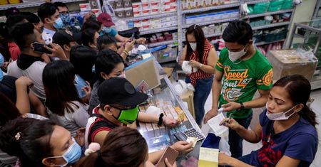 Panika na Filipinach. Mieszkańcy masowo wykupują maseczki ochronne