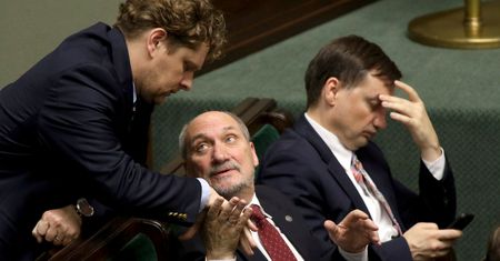 Tylko w WP: Burza wokół nagrody dla Macierewicza. "Arogancja rządu nie zna granic"