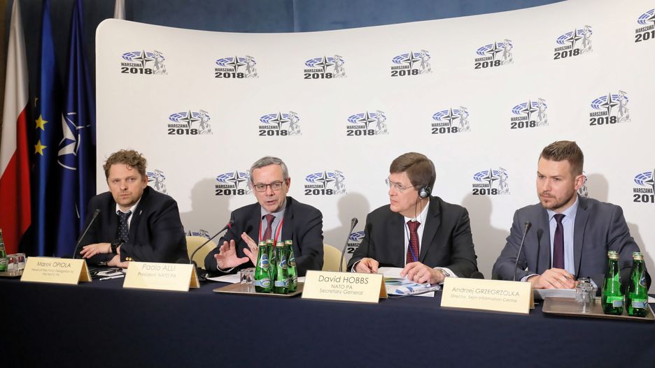 Na konferencji poproszono o zadawanie pytań w jej temacie