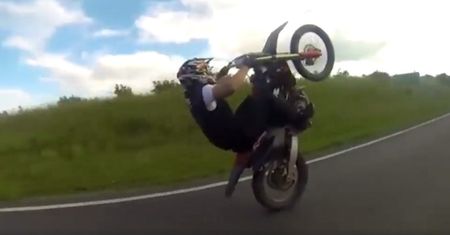 Brytyjczyk jechał 300 km/h. Jedną ręką prowadził, drugą filmował