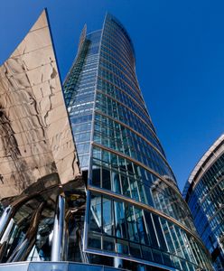 Dym nad motocyklem w Warszawie. Maszynę roztapiał wieżowiec