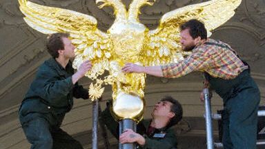 Symbol Rosji - dwa złote orły - mocowany na bramie Zimowego Pałacu w Petersburgu