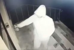 Wymalował drzwi biura PiS. Nagrała go kamera