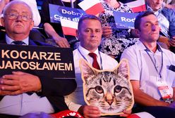 "Kociarze z Jarosławem". Nietypowy transparent dla Jarosława Kaczyńskiego na konwencji PiS