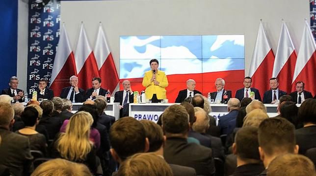 Posłanka PiS zamieściła w sieci zdjęcie z zamkniętego posiedzenia klubu PiS 