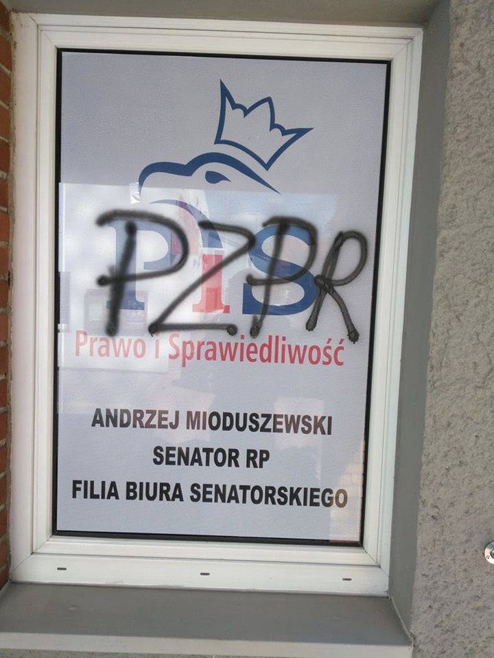 Zatrzymano sprawczynię napisów na biurze poselskim