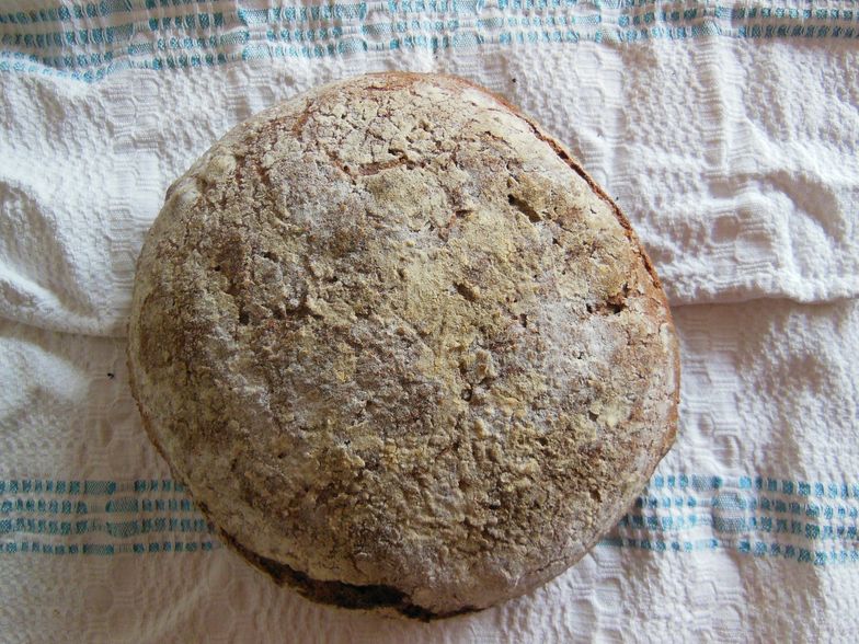 Przepis na chleb z drożdżami. Zrobisz go w naczyniu żaroodpornym