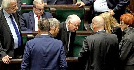 PiS traci na nagrodach dla rządu. W Sejmie sześć partii