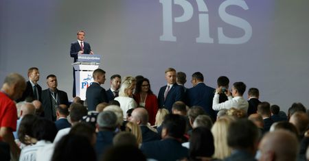 Wymowne gesty Szydło i Macierewicza podczas kongresu PiS.  Internauci od razu poruszyli wyobraźnią